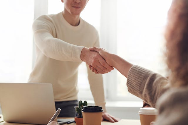landlord-shaking-hands-of-a-tenant
