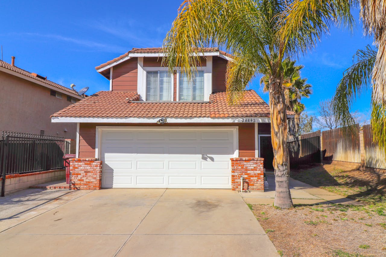 brown-house-palm-trees brown-house-palm-trees